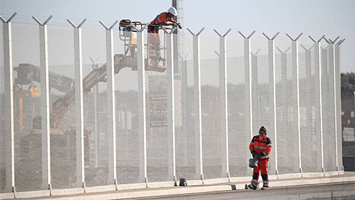 Francia empieza a construir un “monstruoso” muro en Calais